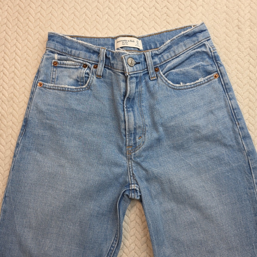 Abercrombie & Fitch The Mom High Rise Jeans Blue Medium Wash Size 27 4R Tapered